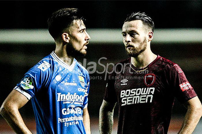  Striker Persib Bandung, Jonathan Bauman (kiri) berhadapan dengan gelandang PSM Makassar, Marc Klok, saat kedua tim bertemu pada pekan kesepuluh Liga 1 2018 di Stadion GBLA, Bandung, Rabu(23/05/18). 