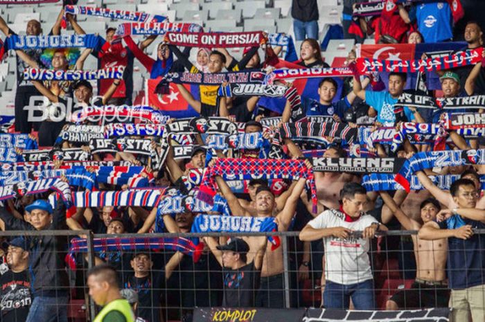 Aksi suporter Johor Darul Takzim dalam pertandingan kelima Grup H Piala AFC 2018 di Stadion Utama Gelora Bung Karno, Selasa (10/4/2018). 