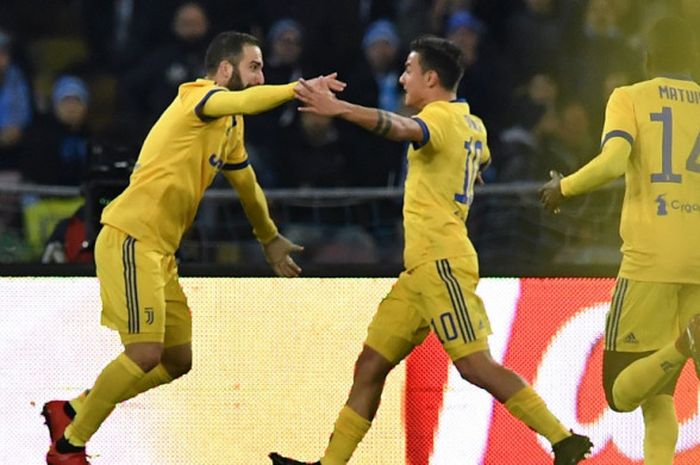 Striker Juventus, Gonzalo Higuain (kiri), merayakan golnya bersama Paulo Dybala dan Blaise Matuidi dalam laga Liga Italia kontra Napoli di Stadion San Paolo, Naples, pada 1 Desember 2017.