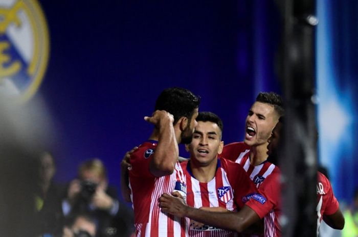 Penyerang Atletico Madrid, Diego Costa (kiri), merayakan gol yang dicetak ke gawang Real Madrid dalam laga Piala Super Eropa di Lillekula Stadium, Tallinn, Estonia pada 15 Agustus 2018.