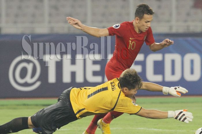  Aksi pemain Timnas U-19 Indonesia, Egy Maulana Vikri saat akan melewati kiper Timnas U-19 Taiwan pada ajang Piala Asia U-19 2018.