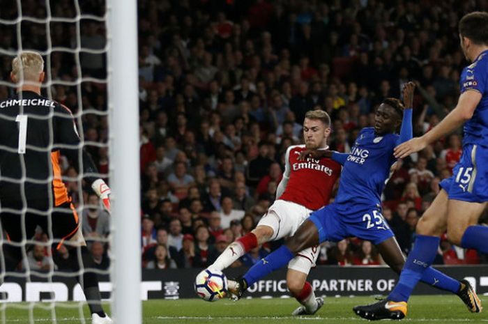 Aksi gelandang Arsenal, Aaron Ramsey, dalam pekan pertama Liga Inggris 2017-2018 melawan Leicester City di Emirates Stadium, Sabtu (12/8/2018).