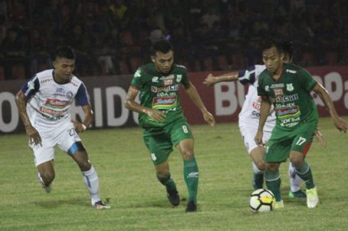 Abdul Aziz bersama Antoni Putro saat mengalahkan Arema FC, Sabtu (26/5/2018) malam dengan skor 2-0 di Stadion Teladan.  