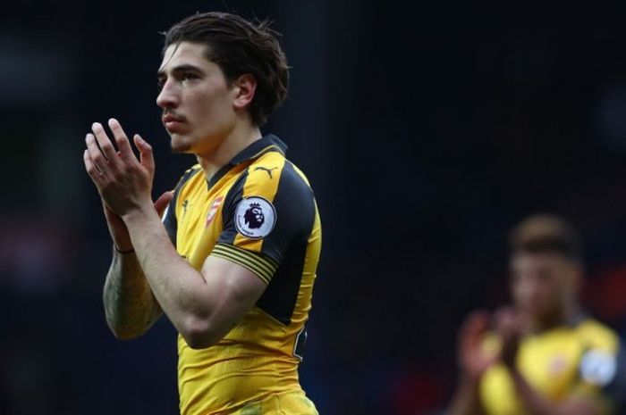 Bek kanan Arsenal, Hector Bellerin, menunjukkan apresiasi kepada penggemar seusai laga Premier League kontra West Bromwich Albion di Stadion The Hawthorns, West Bromwich, Inggris, pada 18 Maret 2017.