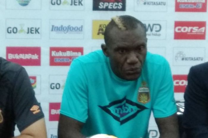 Simon McMenemy dan Herman Dzumafo saat sesi jumpa wartawan seusai kontra Persib Bandung, Kamis (31/5/2018).