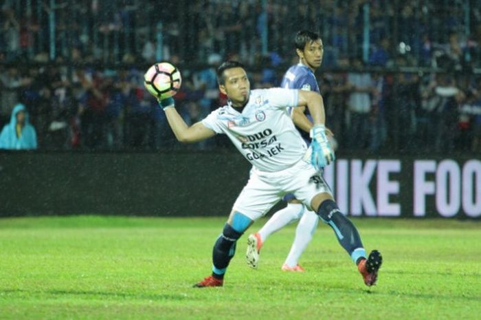 Aksi kiper Arema FC, Dwi Kuswanto yang akan melempar bola saat timnya menjamu Persija Jakarta pada laga pekan ke-26 Liga 1 musim 2017 di Stadion Kanjuruhan, Kabupaten Malang pada Minggu (24/9/2017) malam. 