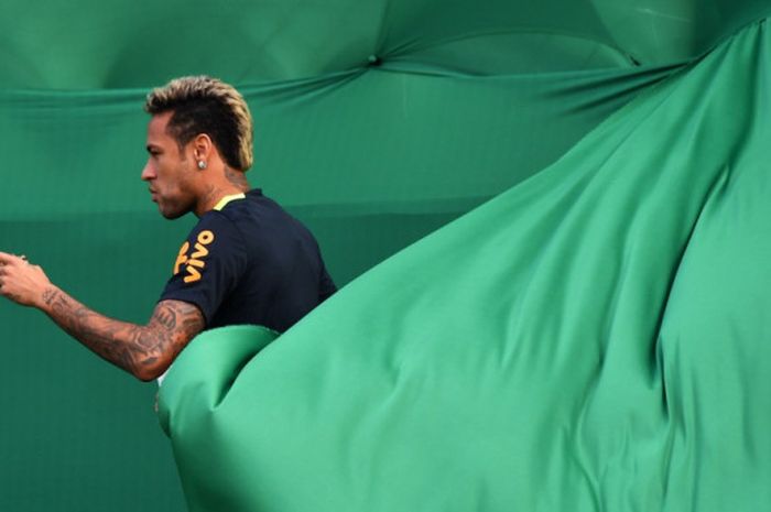 Striker Brasil, Neymar, bersiap menjalani sesi latihan di Palmeiras training centre, Sao Paulo, Brasil, pada 8 Oktober 2017.