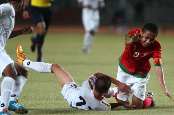 Kapten Timnas U-19 Indonesia Evan Dimas Darmono dihadang pemain U-19 Myanmar, Nan Wai Min dan Htike Htike Aung (kiri) pada pertandingan persahabatan di Stadion Gelora Bung Karno, Jakarta, Senin (5/5).