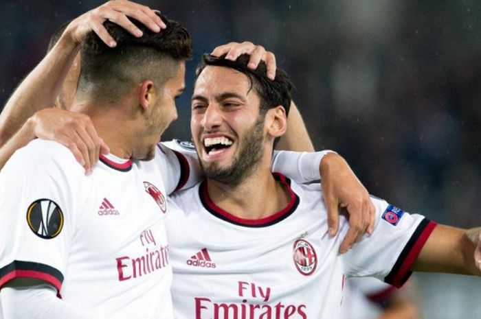 Hakan Calhanoglu (kanan) merayakan gol AC Milan bersama Andre Silva dalam partai Liga Europa lawan Austria Wien di Vienna, 14 September 2017.