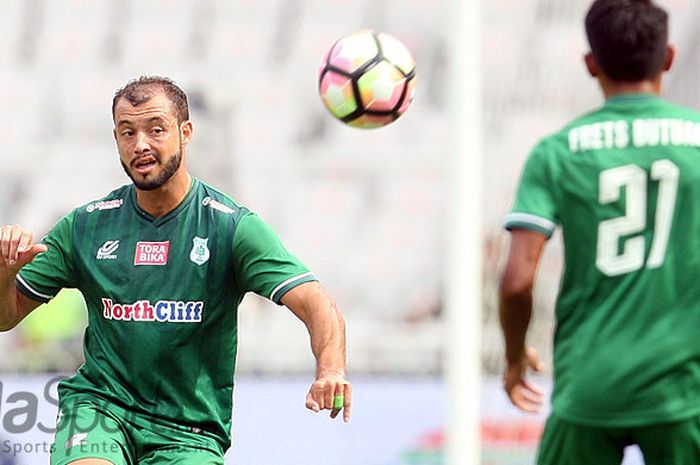 Bek PSMS Medan, Reinaldo Lobo, saat tampil melawan Sriwijaya FC dalam laga perebutan juara ketiga Piala Presiden 2018 di Stadion Utama Gelora Bung Karno, Senayan, Jakarta, (17/02/2018).