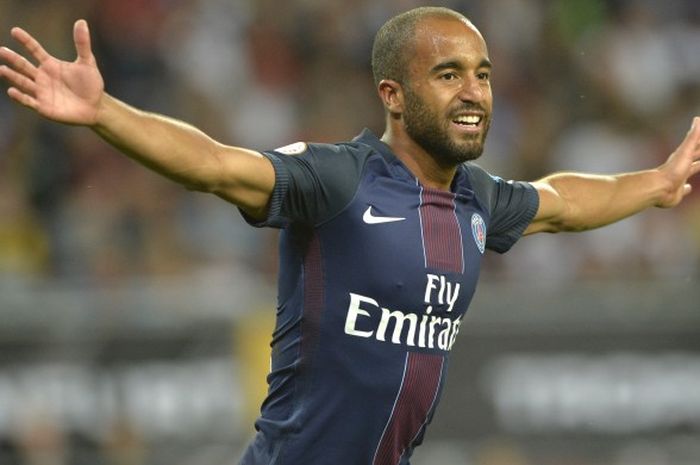 Lucas Moura melakukan selebrasi usai mencetak gol kedua Paris Saint-Germain melawan Olympique Lyon di pertandingan Piala Super Prancis di Stadion Worthersee, Sabtu (6/8/2016) waktu setempat.