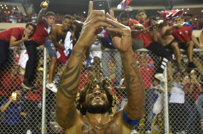 Bek Tim Nasional Panama, Roman Torres, melakukan selebrasi bersama suporter setelah memastikan lolos ke Piala Dunia 2018 dengan mengalahkan Kosta Rika 2-1, Rabu (11/10/2017) WIB.