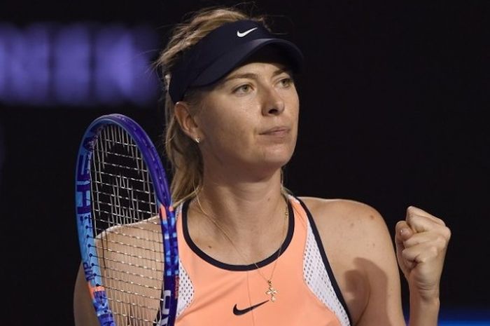 Petenis Rusia, Maria Sharapova, sedang berusaha mengembalikan bola ketika menghadapi Laura Davis (AS) di babak ketiga Australia Terbuka di Rod Laver Arena, Melbourne Park, Jumat (22/1/2016).