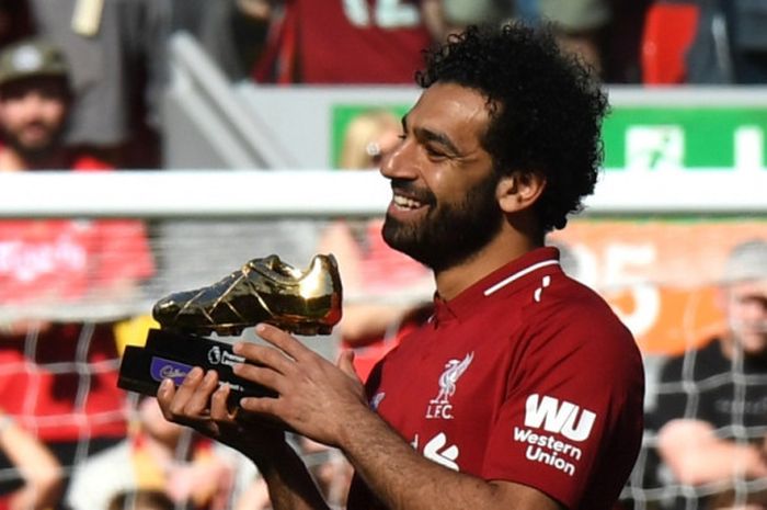       Pemain Liverpool FC, Mohamed Salah, merayakan keberhasilan meraih Golden Boot alias sepatu emas seusai laga Liga Inggris kontra Brighton & Hove Albion di Stadion Anfield, Liverpool pada 13 Mei 2018.      