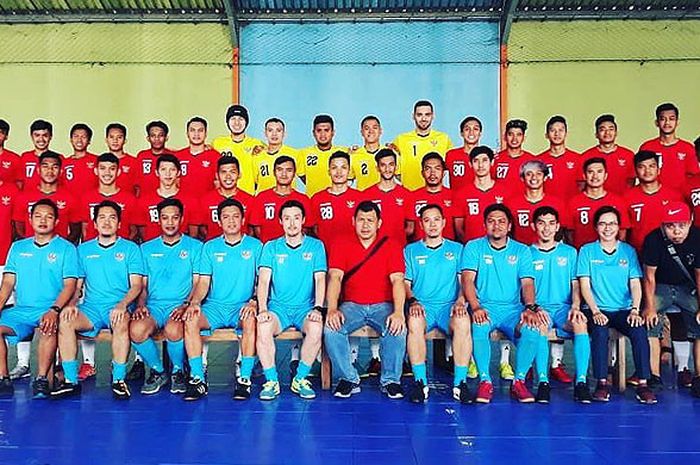 Pelatih Kensuke Takahashi bersama pemain seleksi timnas futsal pada hari perdana seleksi, Sabtu (25/8) di Jogokaryan Futsal Yogyakarta.