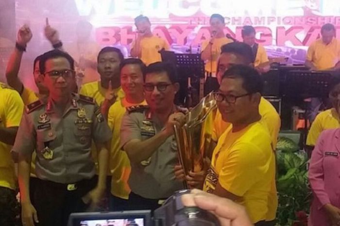 Manajer Bhayangkara FC, AKBP Sumardji menerima piala Liga I dari Kapolda Jatim.