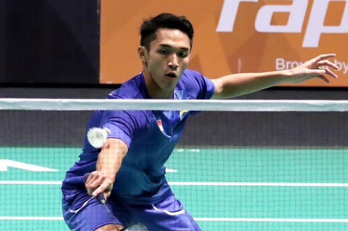 Pebulu tangkis tunggal putra Indonesia, Jonatan Christie, mengembalikan kok ke arah Chanmara Tep (Kamboja) pada partai pertama di Axiata Arena, Bukit Jalil, Kuala Lumpur, Malaysia, Selasa (22/8/2017).