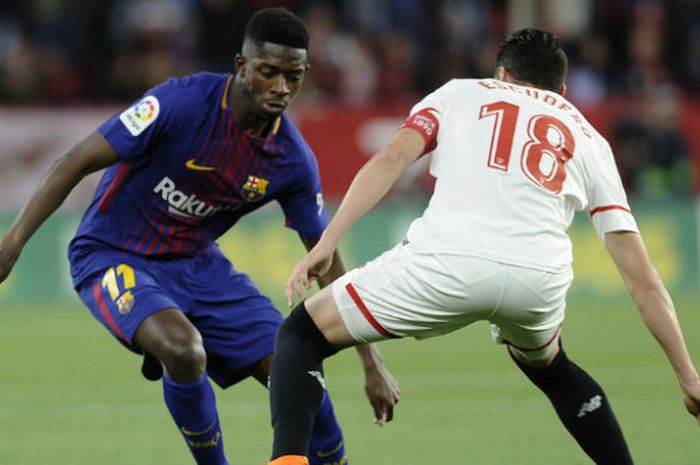 Aksi Ousmane Dembele yang mencoba melewati Sergio Escudero saat laga Sevilla Vs Barcelona di Stadion Ramon Sanchez Pizjuan, pada Sabtu (31/3/2018) atau Minggu dini hari WIB.