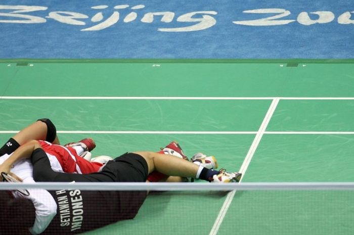 Pasangan ganda putra Indonesia, Markis Kido (kiri), dan Hendra Setiawan, merayakan kemenangan bersama pelatih mereka setelah mengalahkan Cai Yun/Fu Haifeng (China), 12-21, 21-11, 21-16 pada laga babak final Olimpiade Beijing di Beijing University of Technology Gymnasium, Beijing, China, Sabtu (16/8/2008). on August 16, 2008.