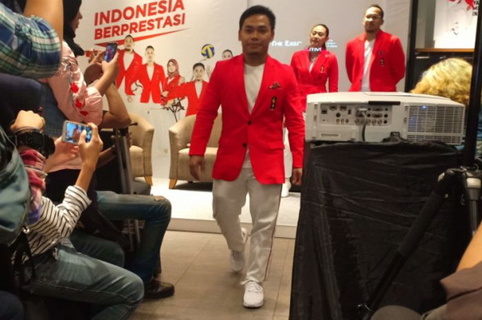 Lifter andalan Indonesia, Eko Yuli Irawan, mengenakan seragam dari The Executive yang akan digunakan kontingen Indonesia pada upacara pembukaan dan penutupan Asian Games 2018 di Lotte Shopping Avenue, Kuningan, Jakarta, pada Kamis (26/8/2018).