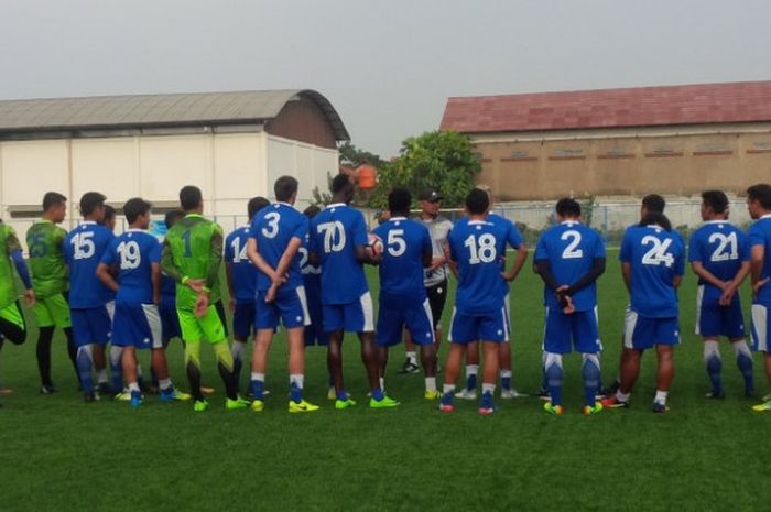 Para pemain Persib Bandung dalam sesi latihan sore di lapangan Lodaya, Kota Bandung pada 1 September 2017. 