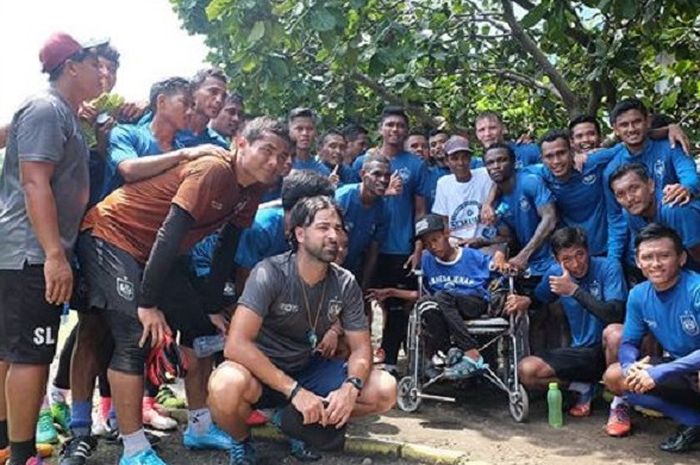 Para Pemain PSIS Berfoto Bersama dengan Suporter Cilik, Muhammad Sehat