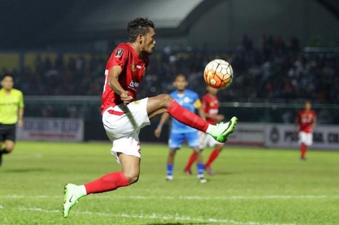 Bek kanan Bhayangkara FC, Alfin Tuasalamony beraksi bersama timnya saat bersua PSCS pada laga perdana Cilacap Cup 2017 di Stadion Wijayakusuma, Cilacap, Jumat (24/3/2017) malam. 