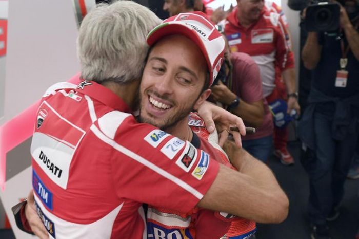 General Manager Ducati Corse, Luigi Dall'Igna, memeluk pebalap Andrea Dovizioso (kanan) setelah memenangi seri balap pertama MotoGP Qatar di Sirkuit Losail, Qatar, pada Minggu (18/3/2018).