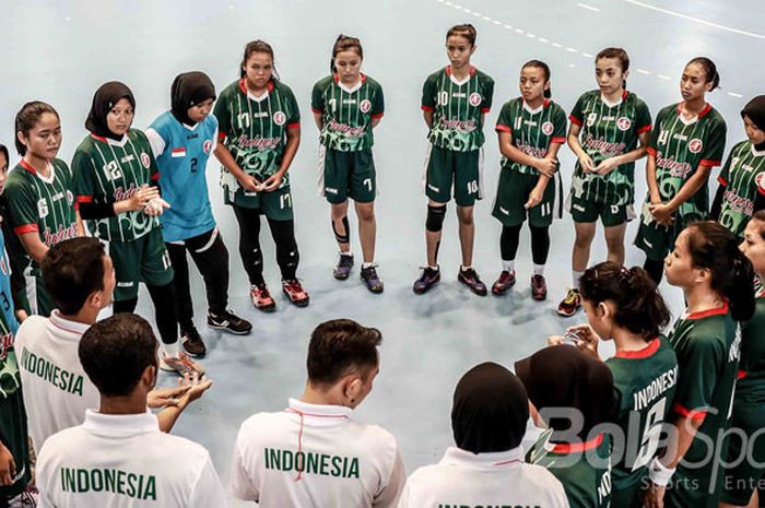 Foto pemain bola tangan indonesia saat sebelum pertandingan melawan Hongkong.