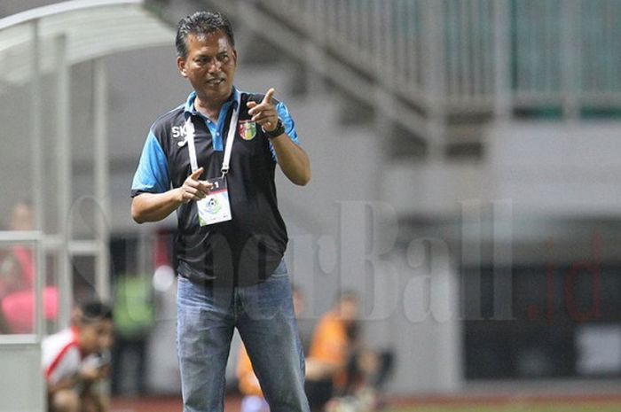 Pelatih Mitra Kukar, Yudi Suryata, saat memimpin anak asuhnya menghadapi PS TNI di Stadion Pakansari, Selasa (26/9/2017)