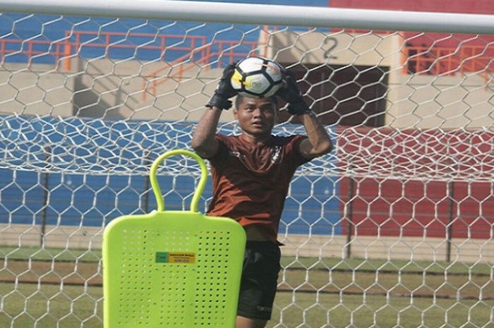 Kiper muda PSIS Semarang, Aji Bayu Putra, saat uji coba lapangan.