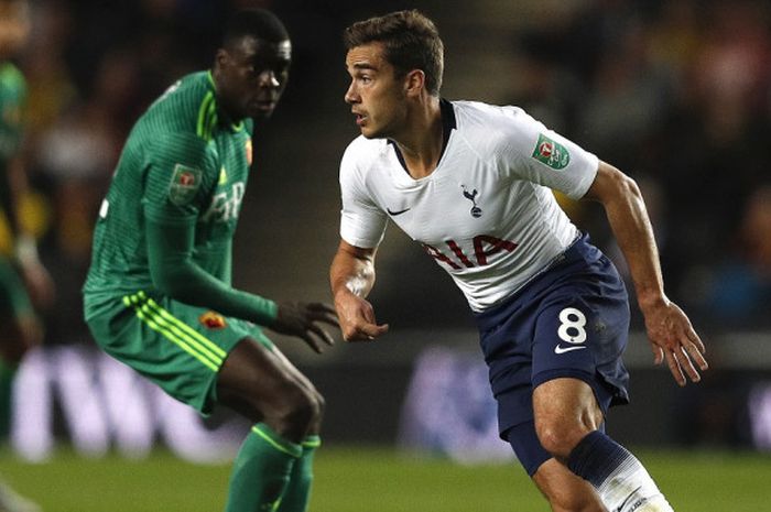 Gelandang Tottenham Hotspur, Harry Winks (kanan), dalam laga Piala Liga Inggris melawan Watford di Stadion MK, 26 September 2018.