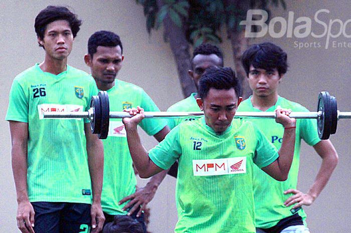 Pemain Persebaya saat mengikuti latihan rutin.