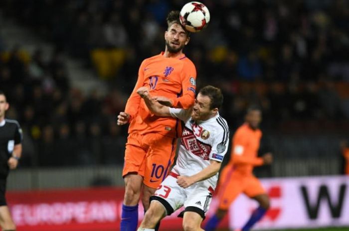 Gelandang Belanda, Davy Proepper (atas), menyundul bola saat berduel dengan pemain Belarus, Sergei Balanovich dalam partai Kualifikasi Piala Dunia 2018 di Minsk, 7 Oktober 2017.