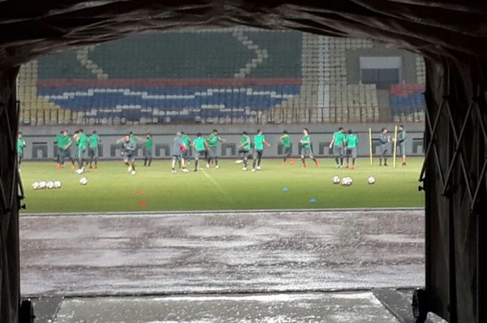 Timnas U-23 Indonesia memulai sesi latihan sebagai persiapan melawan timnas U-23 Suriah yang akan berlangsung di Stadion Wibawa Mukti, Cikarang, Jawa Barat, Kamis (16/11/2017).