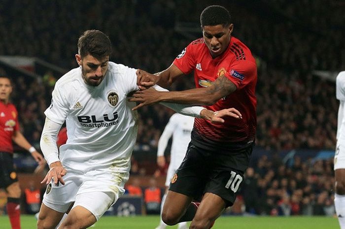 Penyerang Manchester United, Marcus Rashford, berduel dengan bek Valencia, Cristiano Piccini (kiri), dalam laga Grup H Liga Champions di Stadion Old Trafford, Manchester, Inggris pada 2 Oktober 2018.