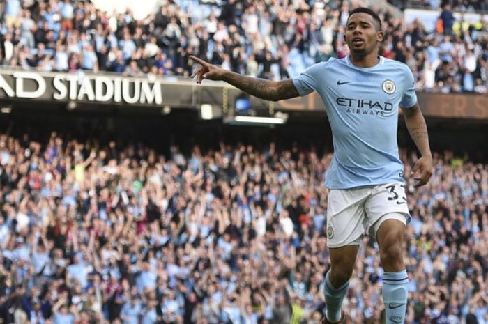 Penyerang Manchester City, Gabriel Jesus, merayakan golnya ke gawang Stoke City pada ajang Liga Inggris di Stadion Etihad, Sabtu (14/10/2017).