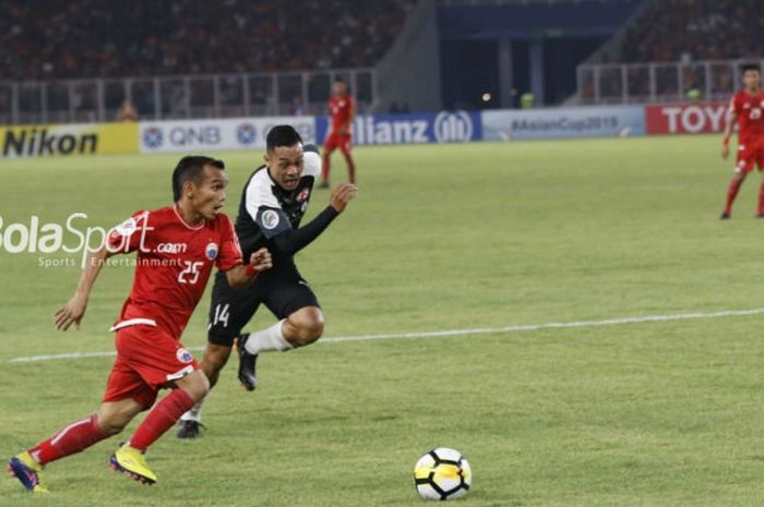    Gelandang Persija, Riko Simanjuntak, melakukan dribel pada laga Piala AFC 2018 kontra Home United di Stadion Utama GBK, Selasa (15/5/2018).    