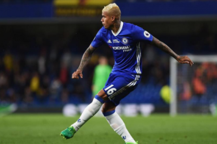 Robert Kenedy  Pemain sepak bola Brasil yang berposisi sebagai Penyerang di klub Chelsea