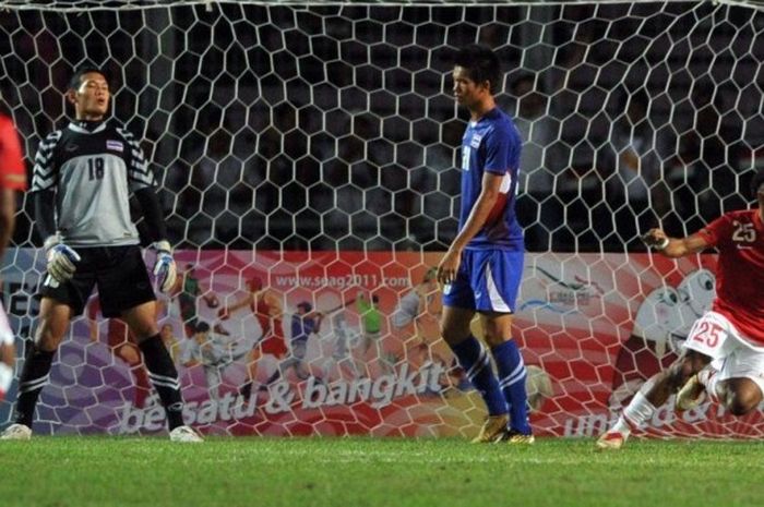  Aksi selebrasi Titus Bonai (kanan) setelah menjebol gawang Thailand dalam duel fase grup SEA Games di Jakarta, 13 November 2011. 