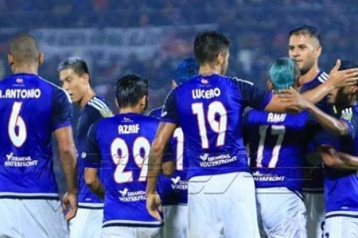 Suka cita pemain Johor Darul Takzim seusai mencetak gol ke gawang T-Team FC di Stadion Larkin, Johor Bahru, Sabtu (24/9/2016) malam. 