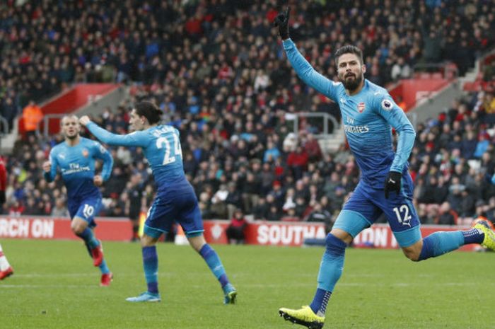 Striker Arsenal, Olivier Giroud, melakukan selebrasi setelah menjebol gawang Southampton dalam pertandingan di St Mary's Stadium, Minggu (10/12/2017)