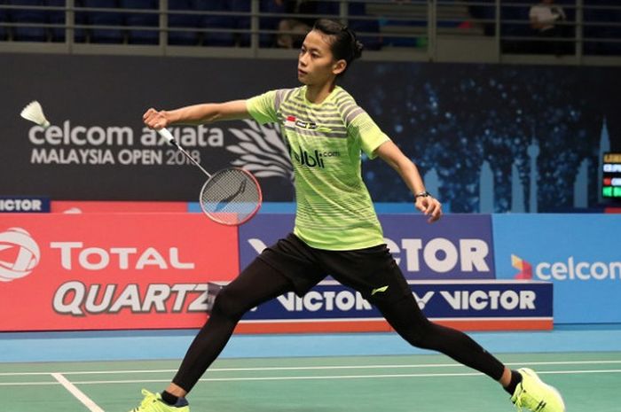 Pebulu tangkis tunggal putri Indonesia, Dinar Dyah Ayustine, mengembalikan kok ke arah Akane Yamaguchi (Jepang) pada babak pertama Malaysia Open yang digelar di Axiata Arena, Senin (26/6/2018).