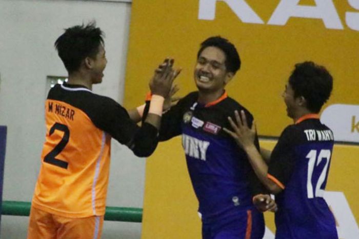 Tim futsal putra UNY berhasil masuk ke final LIMA Futsal CJYC 2017 setelah menang atas UNS 3-1 (27/8/2017).