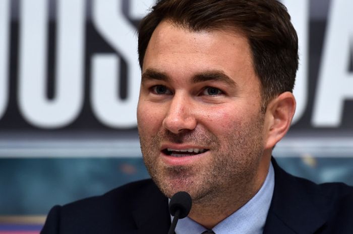 Promotor tinju, Eddie Hearn, berbicara kepada media menjelang pertarungan untuk memperebutkan gelar juara dunia versi IBF antara Anthony Joshua (Inggris) dan Dominic Breazeale, di London, 4 Mei 2016.