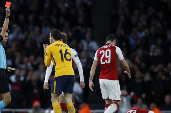 Pemain bertahan Atletico Madrid, Sime Vrsaljko, mendapatkan kartu merah pada laga leg pertama semifinal Liga Europa melawan Arsenal di Stadion Emirates, Kamis (26/4/2018) waktu setempat atau Jumat dini hari WIB.