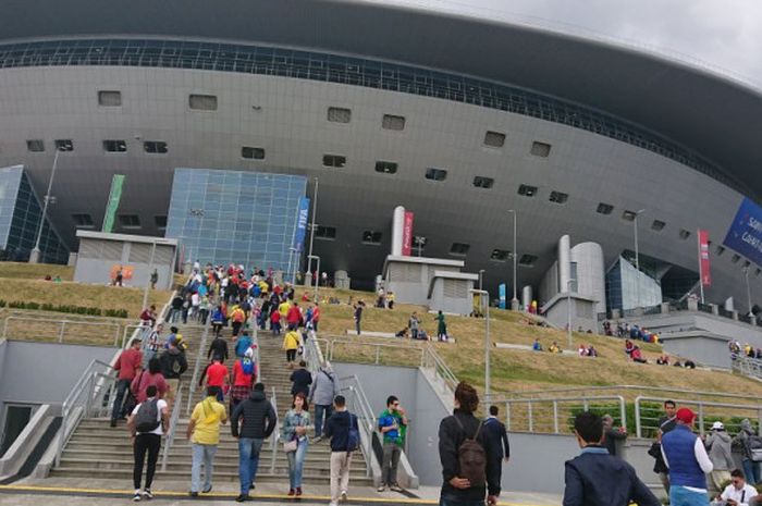 Para suporter menaiki tangga menuju Stadion St Petersburg jelang laga Grup E Piala Dunia 2018, Brasil kontra Kosta Rika, Jumat (22/6/2018). 