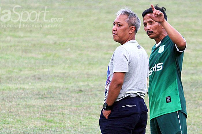 Pelatih PSMS Medan, Djadjang Nurdjaman berdiskusi dengan pihak perwakilan North Cliff di pinggir lapangan Stadion Kebun Bunga saat menyaksikan latihan tim.