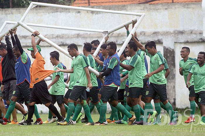 Pemain-pemain Persebaya saat latihan jelang turnamen piala presiden kontra PS TNI, Kamis (18/1/2018) di Gelora Bung Tomo.