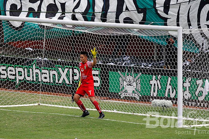 Gawang sebelah selatan Stadion Maguwoharjo, Sleman, saat ditempati kiper PSPS Riau, Gianluca Pandeynuwu, dalam laga lanjutan Grup A 16 besar Liga 2, melawan tuan rumah PSS Sleman, Senin (2/9/2017). Gawang itu mengalami penurunan saat diverifikasi pihak Liga 1 pada Februari 2018.